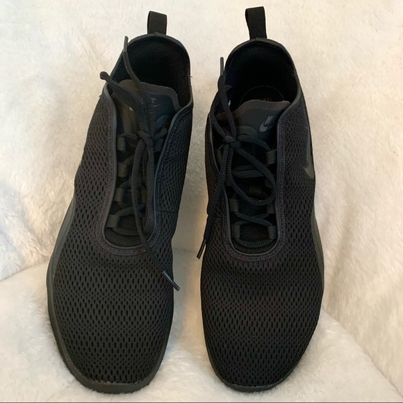 barely worn nike air max black shoes👼🏼✨ - Picture 3 of 4